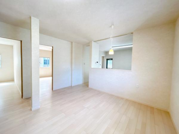 【居間・リビング】 | 仲介手数料無料！岬小学校に通えるリフォーム済み中古住宅　宇部市昭和町三丁目 | ゆったりとしたリビングは家族の団らんがはずみますね♪