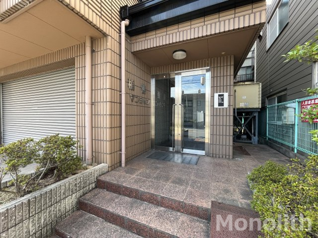 稲善マンションのエントランス