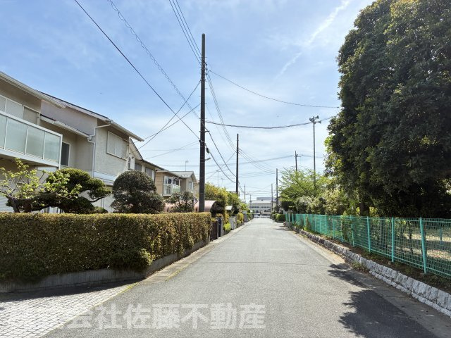 『鴻巣駅』東口22分の5LDKの中古戸建の前面道路含む現地写真