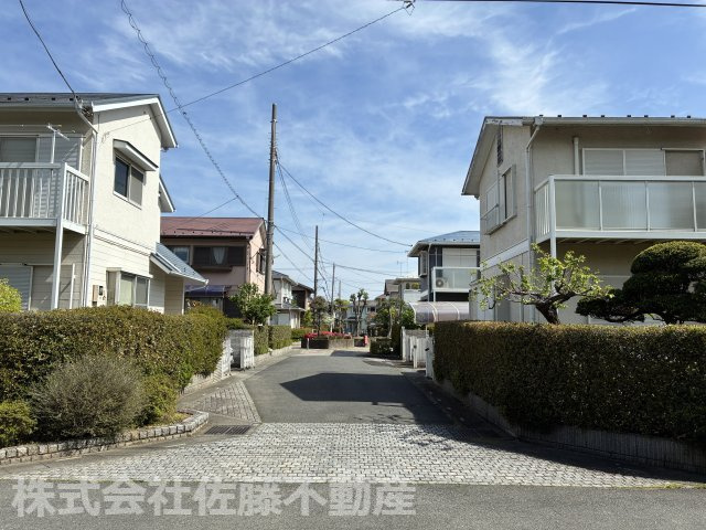 『鴻巣駅』東口22分の5LDKの中古戸建の前面道路含む現地写真