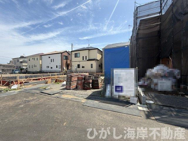 平塚市西真土1丁目 　新築戸建　全16棟の前面道路含む現地写真|4月18日撮影　建築中　現地外観