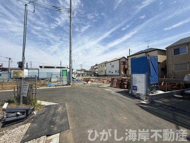 平塚市西真土1丁目 　新築戸建　全16棟の前面道路含む現地写真|4月18日撮影　建築中　現地外観