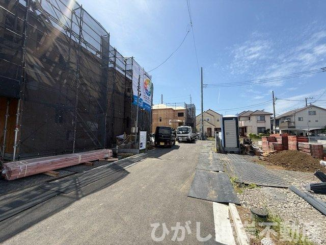平塚市西真土1丁目 　新築戸建　全16棟の前面道路含む現地写真|4月18日撮影　建築中　現地外観
