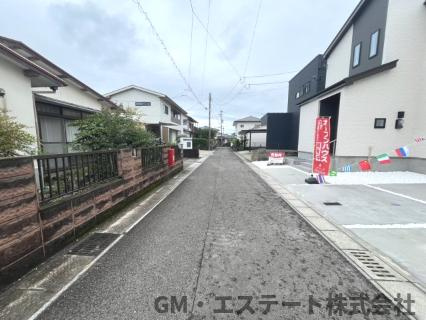 宮崎市希望ケ丘3丁目　新築住宅（A号棟）の前面道路含む現地写真