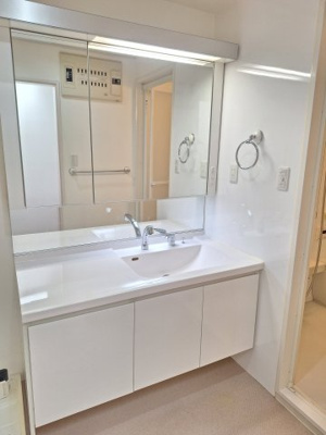 【独立洗面台】 | グランミュゼ香櫨園 | 広めの洗面台は三面鏡付