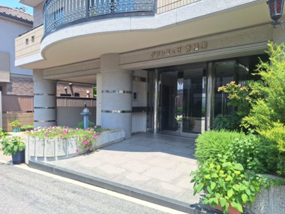 【外観】 | グランミュゼ香櫨園 | 管理の行き届いたエントランス。四季折々の花々が出迎えてくれます。