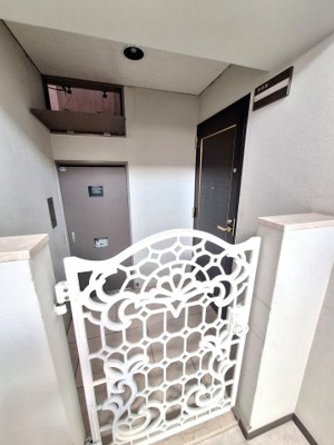 【玄関】 | グランミュゼ香櫨園 | 玄関には専用ポーチがあり、ベビーカーの収納等に大変便利です。