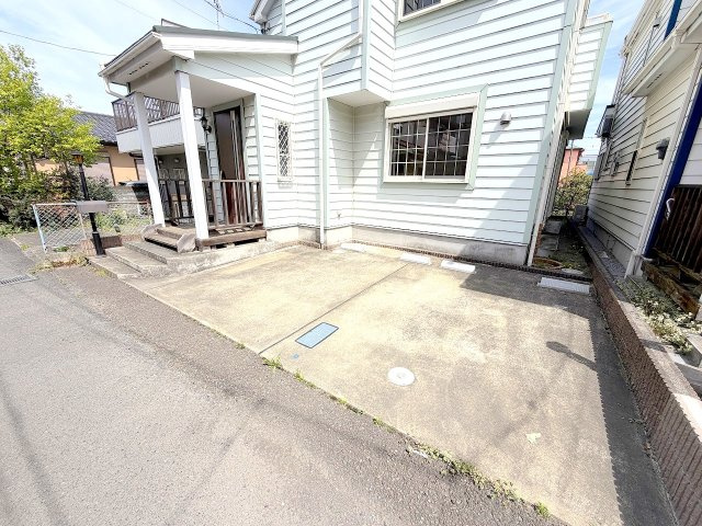 八王子市中野上町　リフォーム住宅の駐車場