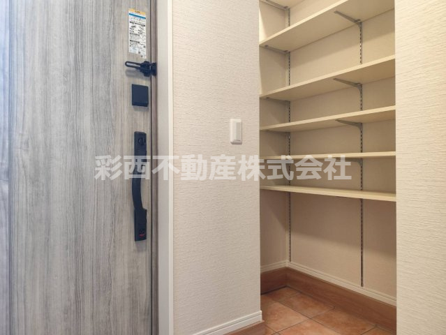 飯能市緑町　注文住宅のような新築戸建ての玄関|玄関にはベビーカーやお子様の自転車を収納できます