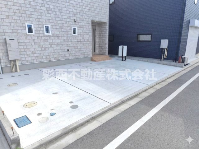 飯能市緑町　注文住宅のような新築戸建ての駐車場|駐車は3台可能（車種による）ポストの部分には軽自動車であれば更に1台可能