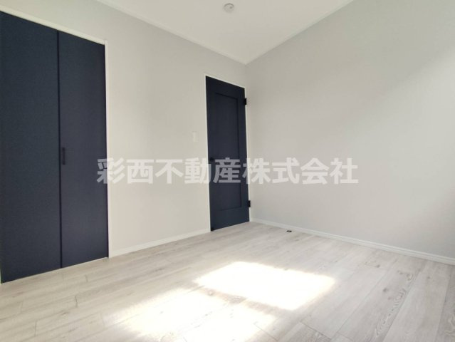 飯能市緑町　注文住宅のような新築戸建ての洋室|ホワイトベースの洋室に黒が締まってモダンな印象に