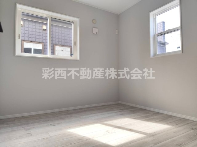 飯能市緑町　注文住宅のような新築戸建ての洋室|窓はすべてペアガラスです