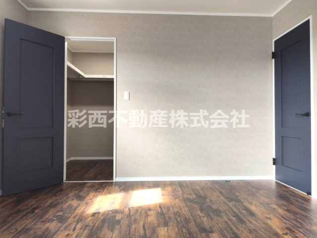 飯能市緑町　注文住宅のような新築戸建ての洋室|8帖の洋室はウォークインクローゼットも♪