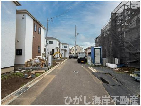 平塚市西真土1丁目 　新築戸建　全16棟の前面道路含む現地写真|6月15日撮影　建築中　現地外観