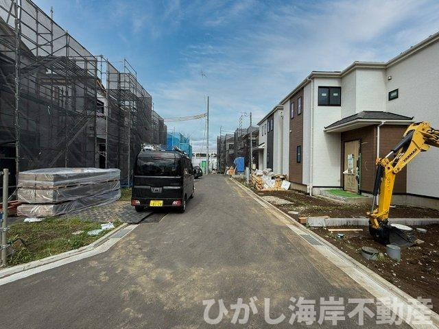平塚市西真土1丁目 　新築戸建　全16棟の前面道路含む現地写真|6月15日撮影　建築中　現地外観