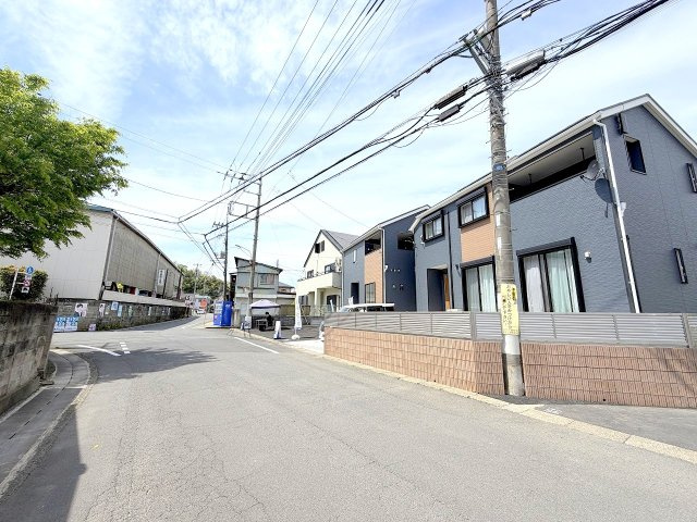 八王子市小宮町　新築戸建の前面道路含む現地写真