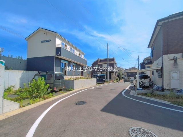 『八王子市新築戸建て』長房町771-132【仲介手数料無料】の前面道路含む現地写真