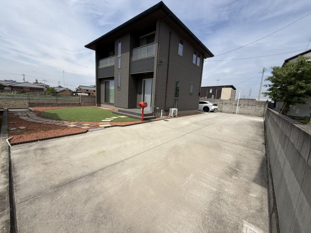 田村町売り戸建の駐車場