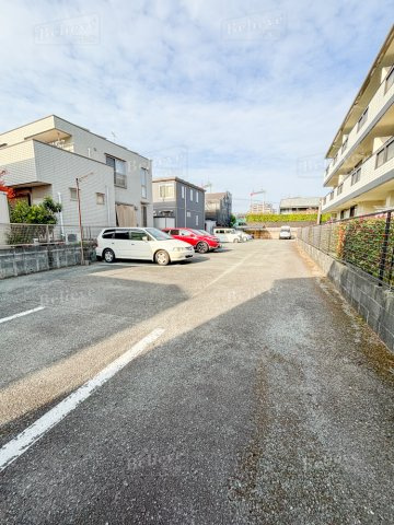 ニュー・トリヴァンベールの駐車場|駐車スペースもあります☆