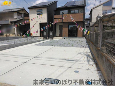 【駐車場】 | Blooming Garden加須市花崎4丁目2号棟 | 駐車スペースはゆとりのある2台分確保されています。
車の運転が不安な方もゆっくり入出庫できるので安心です。