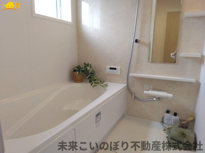 【浴室】 | Blooming Garden加須市花崎4丁目2号棟 | １坪サイズのバスルーム。浴室換気乾燥機を標準装備。乾きやすい床やお手入れのしやすい排水口など、いつも清潔にご使用いただけます。