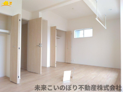【寝室】 | Blooming Garden加須市花崎4丁目2号棟 | 主寝室は大型ベッドもラクラク設置できます♪ゆとりある動線も確保でき、ゆったりとお寛ぎいただけます♪