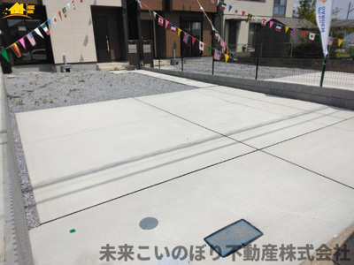 【駐車場】 | Blooming Garden加須市花崎4丁目1号棟 | 駐車スペースはゆとりのある2台分確保されています。
車の運転が不安な方もゆっくり入出庫できるので安心です。