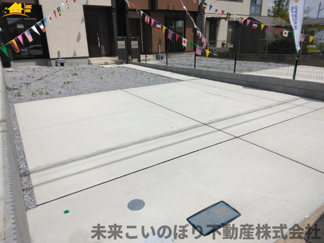 【駐車場】 | Blooming Garden加須市花崎4丁目1号棟 | 駐車スペースはゆとりのある2台分確保されています。
車の運転が不安な方もゆっくり入出庫できるので安心です。