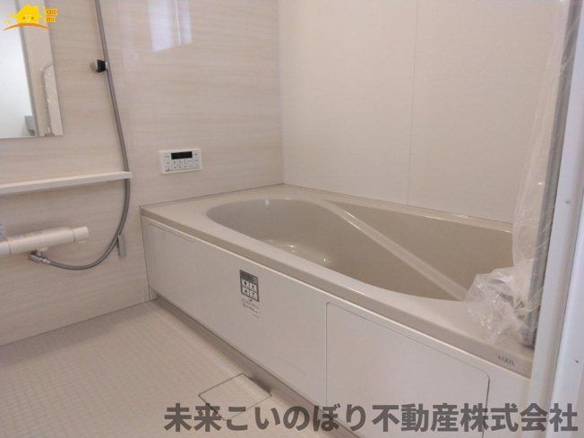 【浴室】 | Blooming Garden加須市花崎4丁目1号棟 | １坪サイズのバスルーム。浴室換気乾燥機を標準装備。乾きやすい床やお手入れのしやすい排水口など、いつも清潔にご使用いただけます。