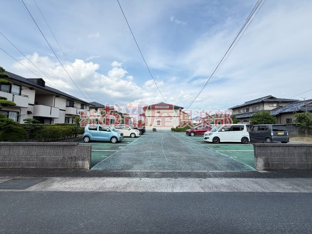 ベルナールⅡB棟の駐車場|車をお持ちの方に嬉しい駐車場付きの物件です