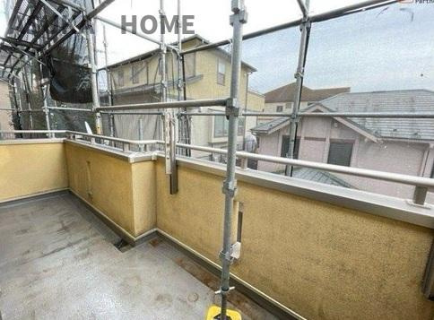 泉区岡津町のバルコニー|広くワイドなスペースになっているので、一度にたくさんの洗濯物が干せそうですね。