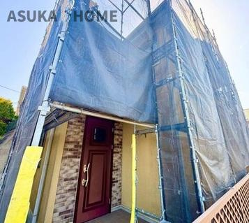 泉区岡津町の玄関|明るい玄関が家路からの「ただいま」の安心感を実感させてくれそうですね。