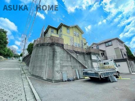 泉区岡津町の前面道路含む現地写真|前面道路幅は広く、車通りも少ない為、駐車が苦手な方でも安心できますね。