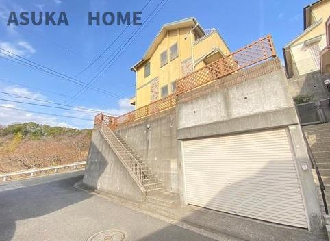 泉区岡津町の前面道路含む現地写真|教育施設も身近に揃い、親・子・孫で安心して暮らせる住まいです。