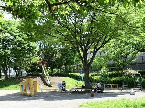 泉区岡津町の周辺|西が岡公園まで徒歩15分です。緑豊かな公園で、散歩やジョギングなど楽しみがいっぱいですね。