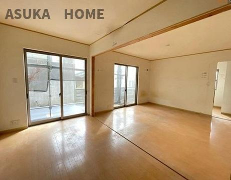 泉区岡津町の居間・リビング|大きなお部屋が魅力的です。陽当たり良好なお部屋で家族との充実した時を過ごしてくださいね。