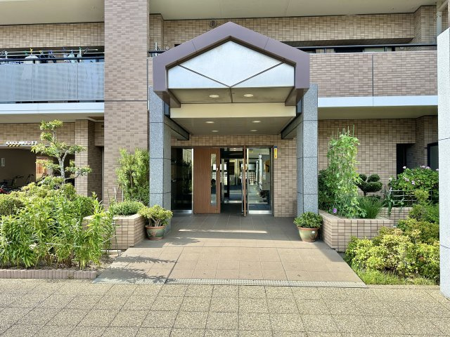 ナイスステージ葵東のエントランス|マンションの入り口も落ち着いた雰囲気です。　