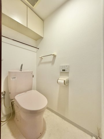 ナイスステージ葵東のトイレ|トイレはナチュラルな色使いで、落ち着く空間になっています。収納棚もあるので、シンプルに彩ることができます。　