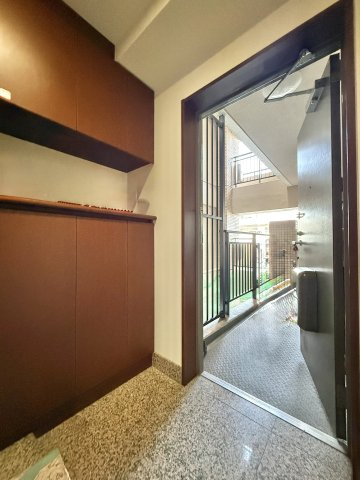 ナイスステージ葵東の玄関|中に入ると明るい玄関が広がります！シューズ用収納スペースもあり、スッキリとした玄関をキープできます！　