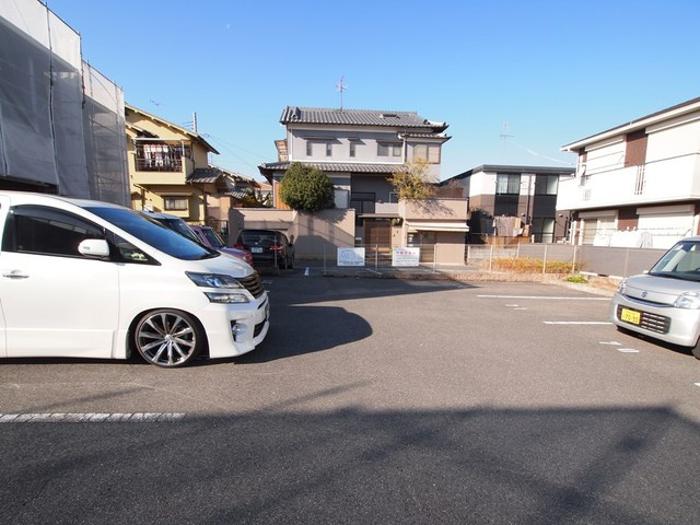 グレイスコートＤの駐車場