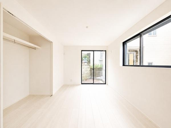横浜市南区庚台の新築一戸建の洋室|クローゼットもあるので収納にも困りません！
荷物が多い方にも安心です。