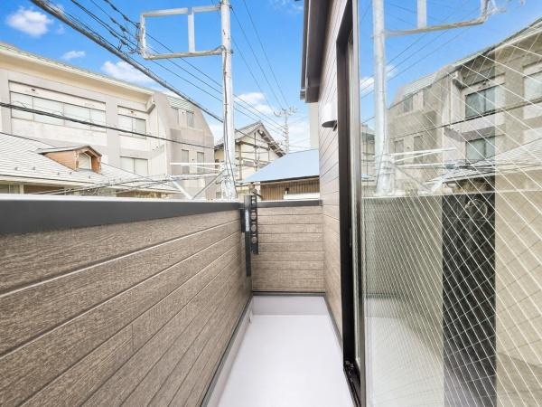 横浜市南区庚台の新築一戸建のバルコニー|開放的なバルコニー！
陽当り通風良好で洗濯物も良く乾きます。
風が心地よいです♪