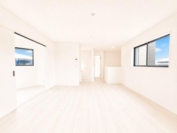 横浜市南区庚台の新築一戸建の居間・リビング|家族が自然と集まるリビングは
落ち着きのある空間です♪