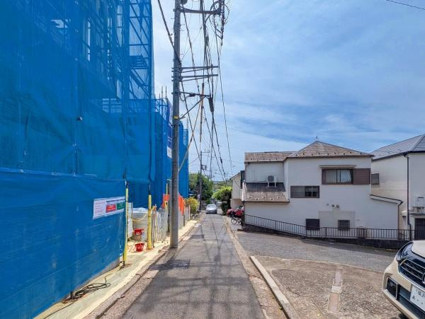 横浜市南区庚台の新築一戸建の前面道路含む現地写真|同仕様物件のご案内をさせて頂きます。
お車でご自宅まで送迎承ります。