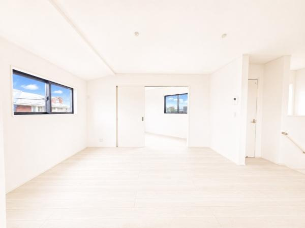 横浜市南区庚台の新築一戸建の居間・リビング|自慢したくなるリビング！
形も良く家具の配置にも困りません。