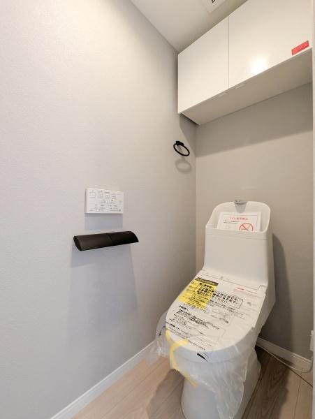 ワコーレロイヤルヒルズ横浜蒔田のトイレ|清潔感のある内装のすっきりとしたデザインのトイレです。
水周りが綺麗だと安心ですね。
