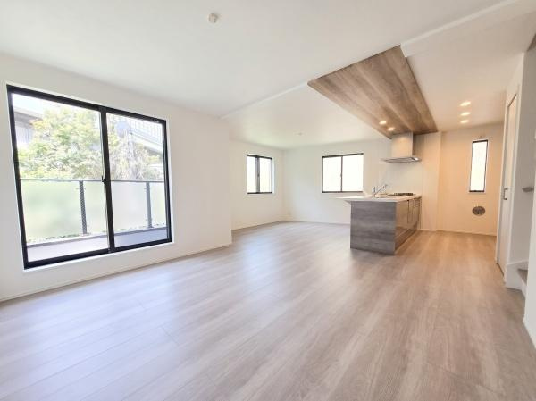 横浜市中区本牧間門の新築一戸建の居間・リビング|家族が自然と集まるリビングは
落ち着きのある空間です♪