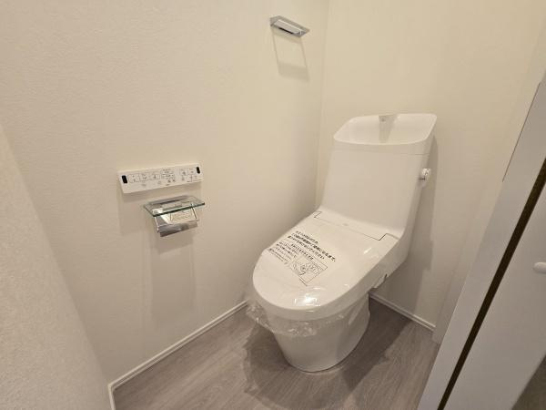 横浜市中区本牧間門の新築一戸建のトイレ|清潔感のある内装のすっきりとしたデザインのトイレです。
水周りが綺麗だと安心ですね。
