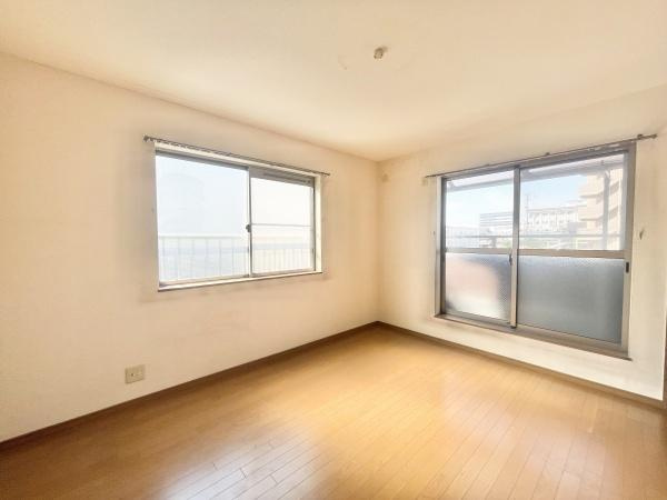 【寝室】 | 木目のフローリングが暖かみのある室内に。明るい寝室で心地のいい朝を迎えられそう。