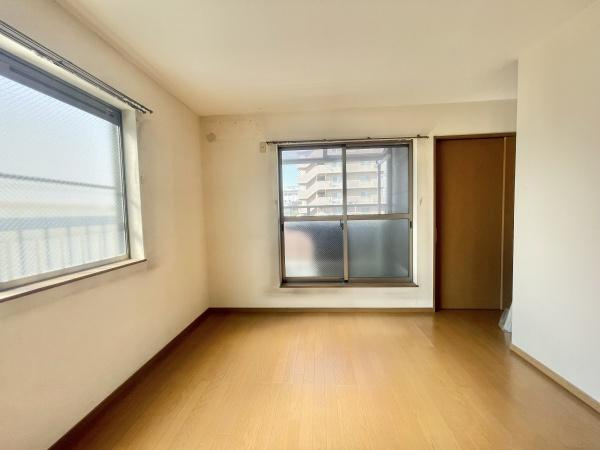 【洋室】 | 2面採光なので、日差しを長時間受ける事が出来る暖かいお部屋です。